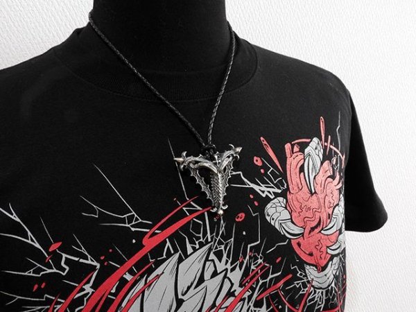 三角、背骨のペンダント着用２