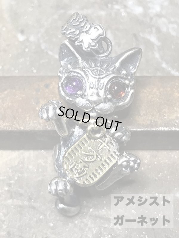 招き猫ペンダント 石入りオッドアイ