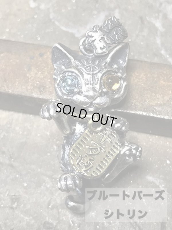招き猫ペンダント 石入り オッドアイ