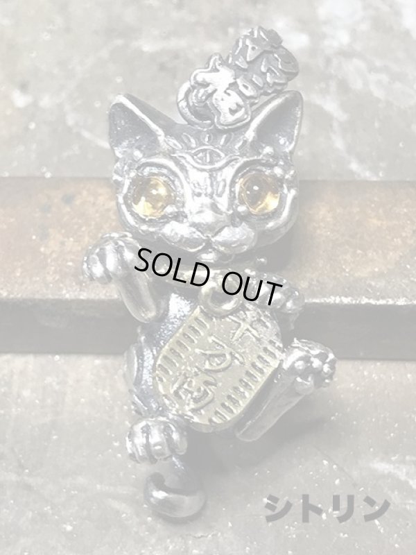 招き猫ペンダント 石入り