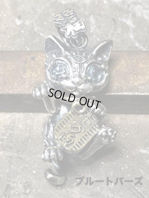 招き猫ペンダント 石入り