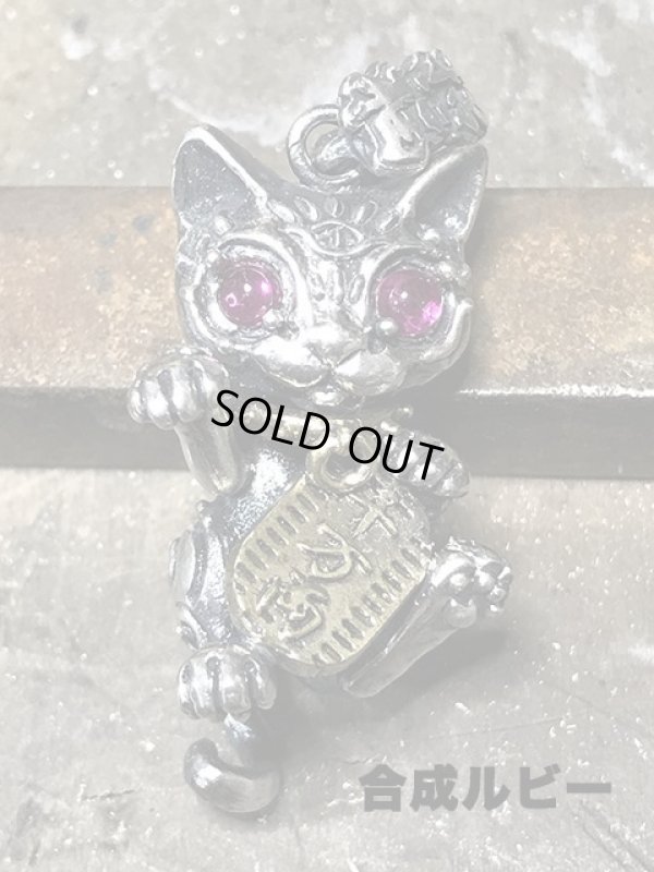 招き猫ペンダント 石入り