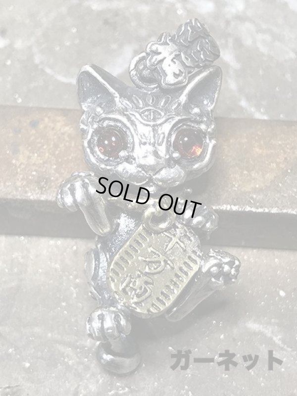 招き猫ペンダント 石入り