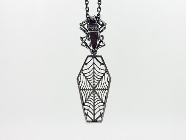 蜘蛛の巣のペンダント