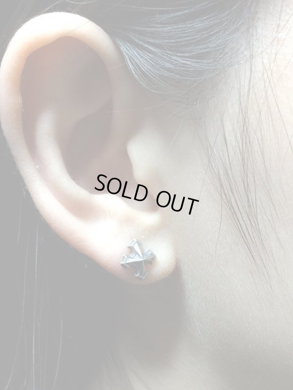 ゴシック十字架ピアス　着用