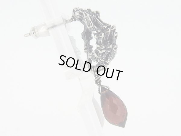 手骨ボーンハンドガーネットピアス４