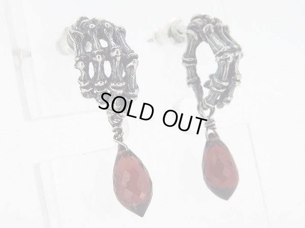 手骨ボーンハンドガーネットピアス３