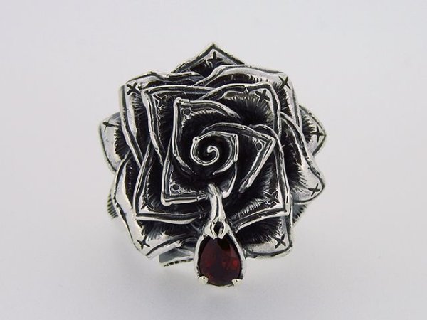 薔薇、バラとガーネットのリング