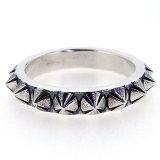 丸鋲の指輪（スタッズリング アイアンクロス）