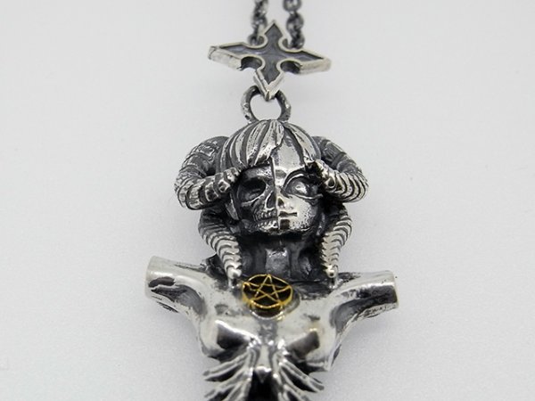 ヨミ、女性、角のペンダント