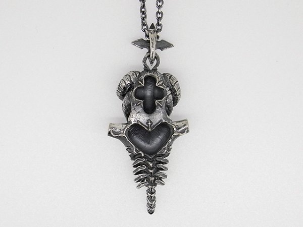 ヨミ、女性、角のペンダント