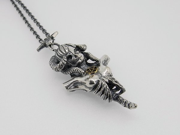 ヨミ、女性、角のペンダント