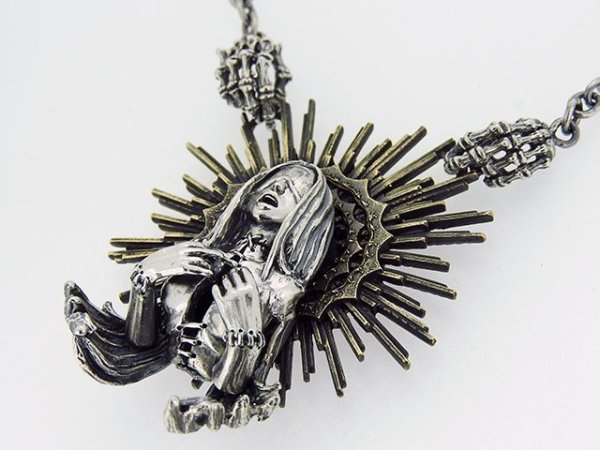 ゲルダという名の女性のペンダント4