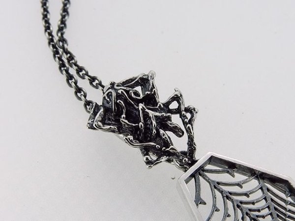 蜘蛛の巣のペンダント