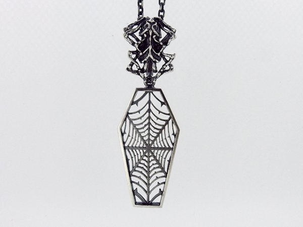 蜘蛛の巣のペンダント