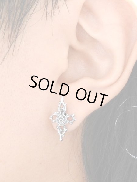 薔薇と十字架のピアス