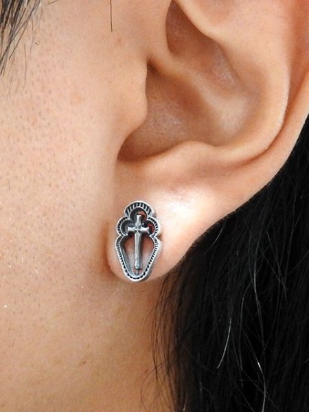 ゴシック、十字架のピアス