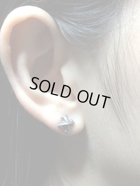 ゴシック十字架ピアス　着用