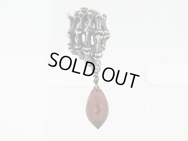 手骨ボーンハンドガーネットピアス６