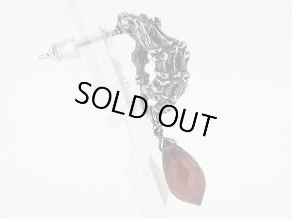 手骨ボーンハンドガーネットピアス４