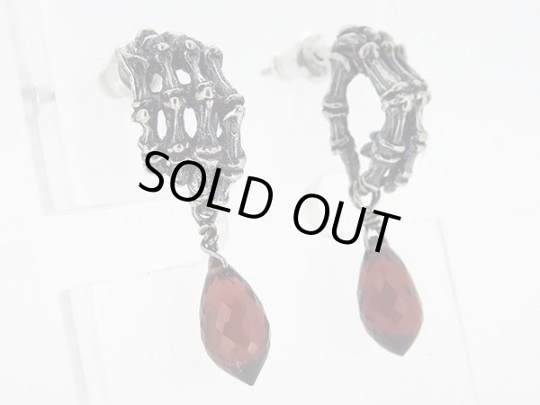 手骨ボーンハンドガーネットピアス３