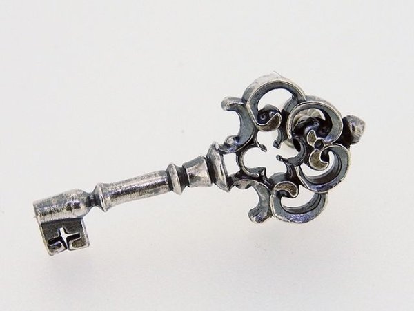 カギ、キーのピアス